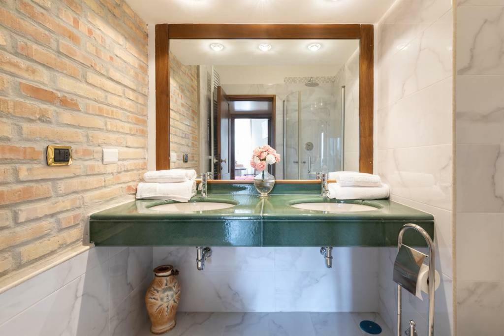 Jacuzzi In Front Of The Colosseum โรม ภายนอก รูปภาพ