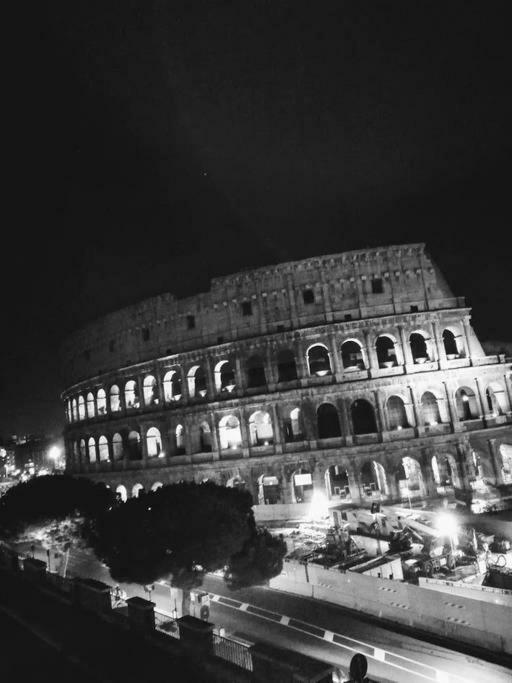 Jacuzzi In Front Of The Colosseum โรม ภายนอก รูปภาพ