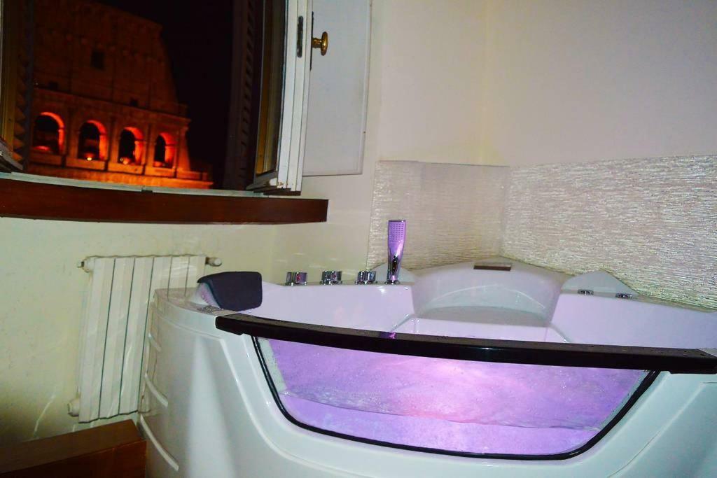Jacuzzi In Front Of The Colosseum โรม ภายนอก รูปภาพ