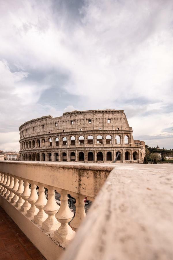 Jacuzzi In Front Of The Colosseum โรม ภายนอก รูปภาพ